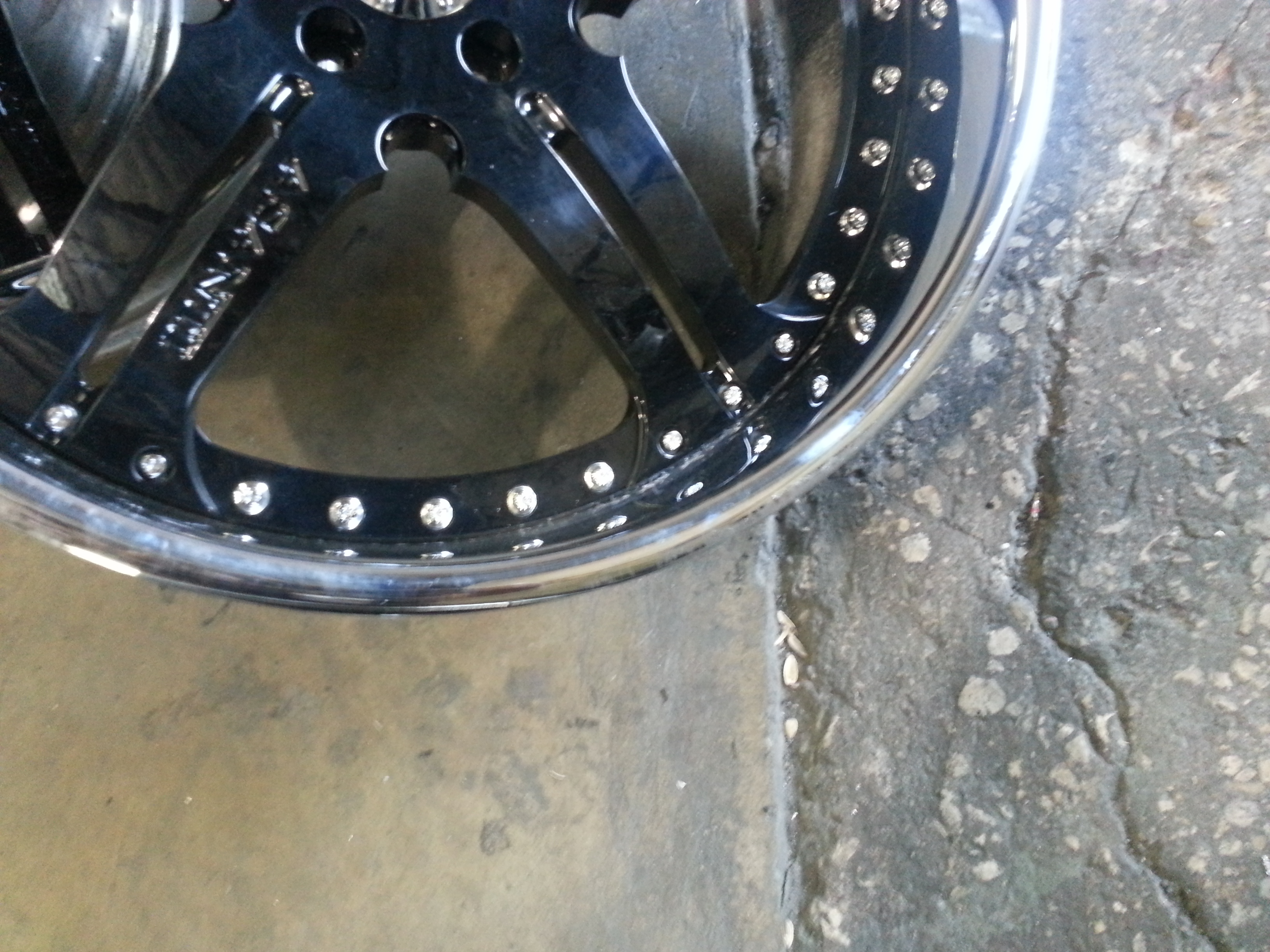 Damaged bent 22 inch asanti wheel pic 3 with chrome chipping and road rash